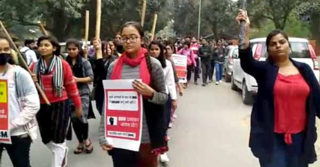BHU : छात्राओं ने हाथ में डंडा लेकर निकाला मार्च