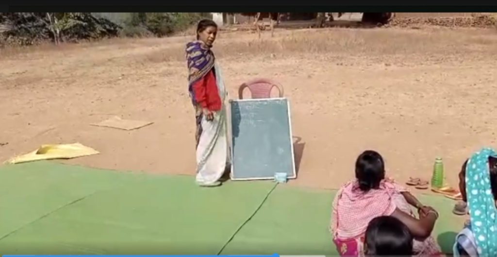 Chhattisgarh: नशे में धुत्त होकर स्कूल पहुंची शिक्षिका, ग्रामीणों ने की हटाने की मांग