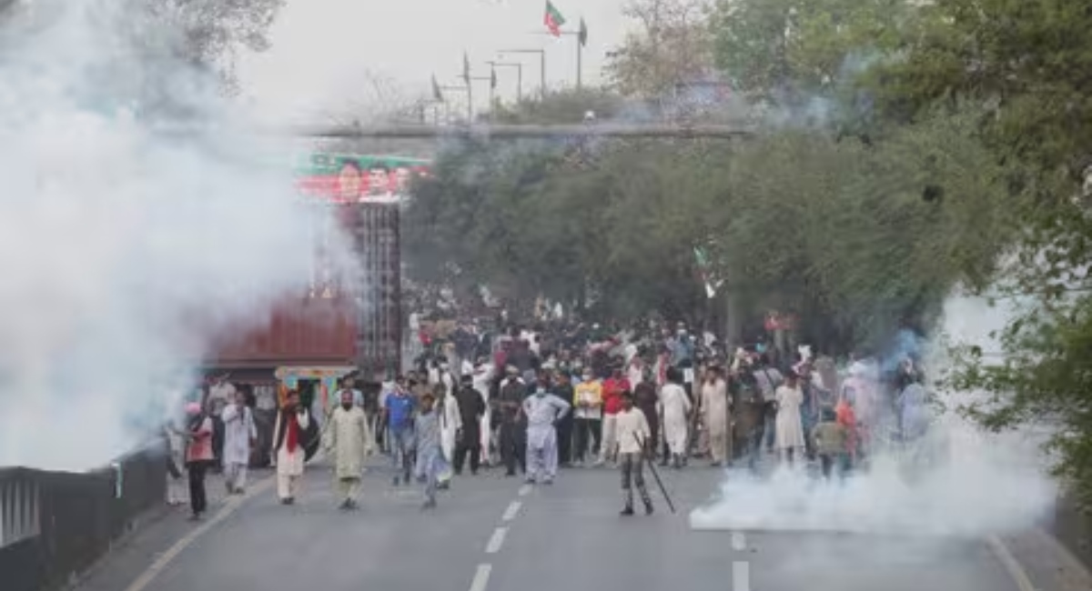 Pakistan smoldering after Imran’s arrest, governor’s house-army office occupied