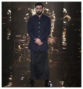 Ranbir Kapoor ने लुंगी स्टाइल पैंट पहन