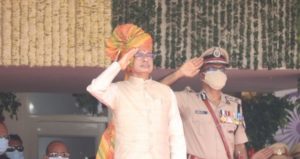 मुख्यमंत्री शिवराज सिंह चौहान ने भोपाल में फहराया तिरंगा, SP सोनाक्षी ने किया परेड को लीड