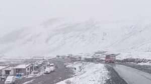 Himachal: ताजा बर्फबारी और तापमान में गिरावट के कारण दारचे के पास मनाली-लेह मार्ग हुआ बंद