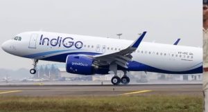 Delhi Chennai Indigo Flight: उड़ते विमान का गेट खोलने लगा यात्री, फ्लाइट में मची अफरातफरी, हुआ FIR