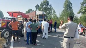 Haryana: झज्जर रोड पर कार और ट्रैक्टर की आपस में भिड़ंत, हादसे में 2 की मौत और 7 घायल
