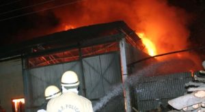 इंदौर के गोदाम में लगी भीषण आग, गुस्साए व्यापारियों ने सरकार के खिलाफ किया प्रदर्शन 