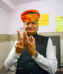rajasthan-elections-2023-cm-gehlot-voted-in-jodhpur-with-his-family-news-in-hindi