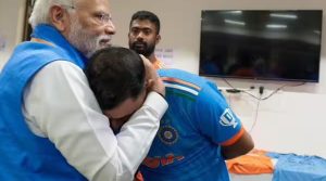 PM मोदी पहुंचे ड्रेसिंग रूम में शमी को लगाया गले