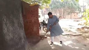 Gwalior News Pradyuman-singh-tomar-cleaned-hostpital-toilet-in-gwalior-news-in-hindi