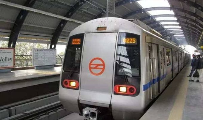 Delhi Metro Accident at inderlok metro station women died stucked in metro news in hindi