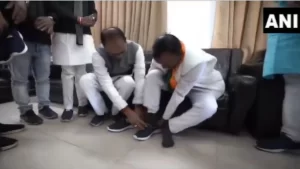 MP News ramdas puri wear shoes with shivraj singh chauhan's hands video went viral on social media news in hindi