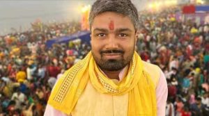Manish Kashyap: यूट्यूबर मनीष कश्यप (Manish Kashyap) तकरीब 9 महीने बाद जेल से शनिवार को रिहा हुए। बता दें उनके समर्थकों ने उनको माला पहनाया और कंधो पर घुमाया। मनीष कश्यप से मिलने के लिए आए सैकड़ों की संख्या में गाड़ियों का काफिला भी देखा गया।