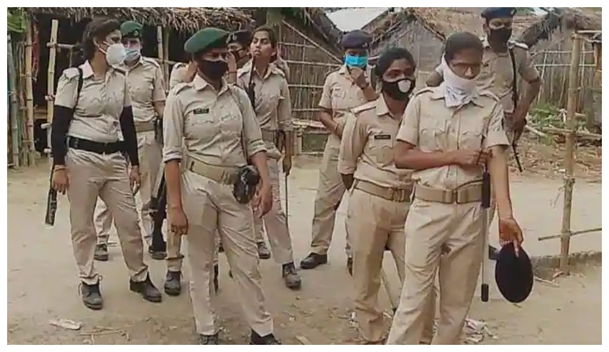 Photo of Bihar Crime: जेल में बंद कैदी कर रहा था रंगदारी का धंधा, गर्लफ्रेंड करती थी मदद…
