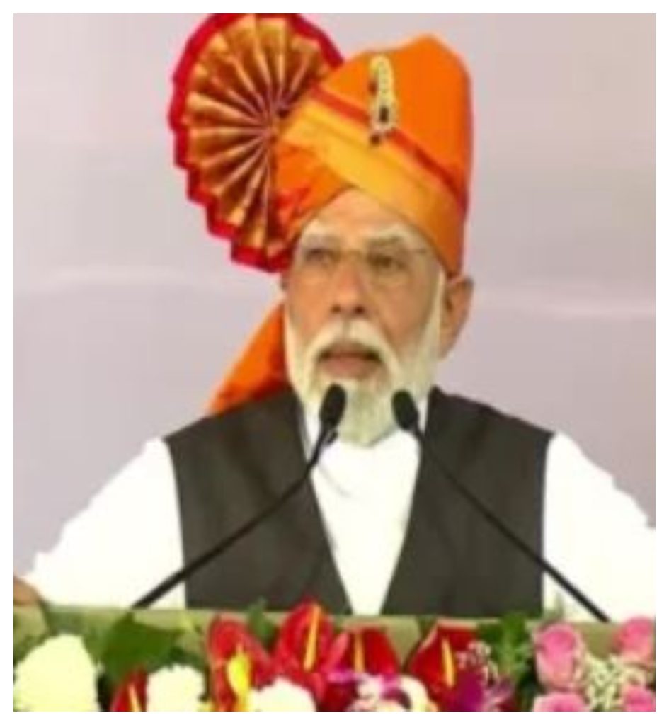 पीएम मोदी भीड़ के सामने हुए भावुक