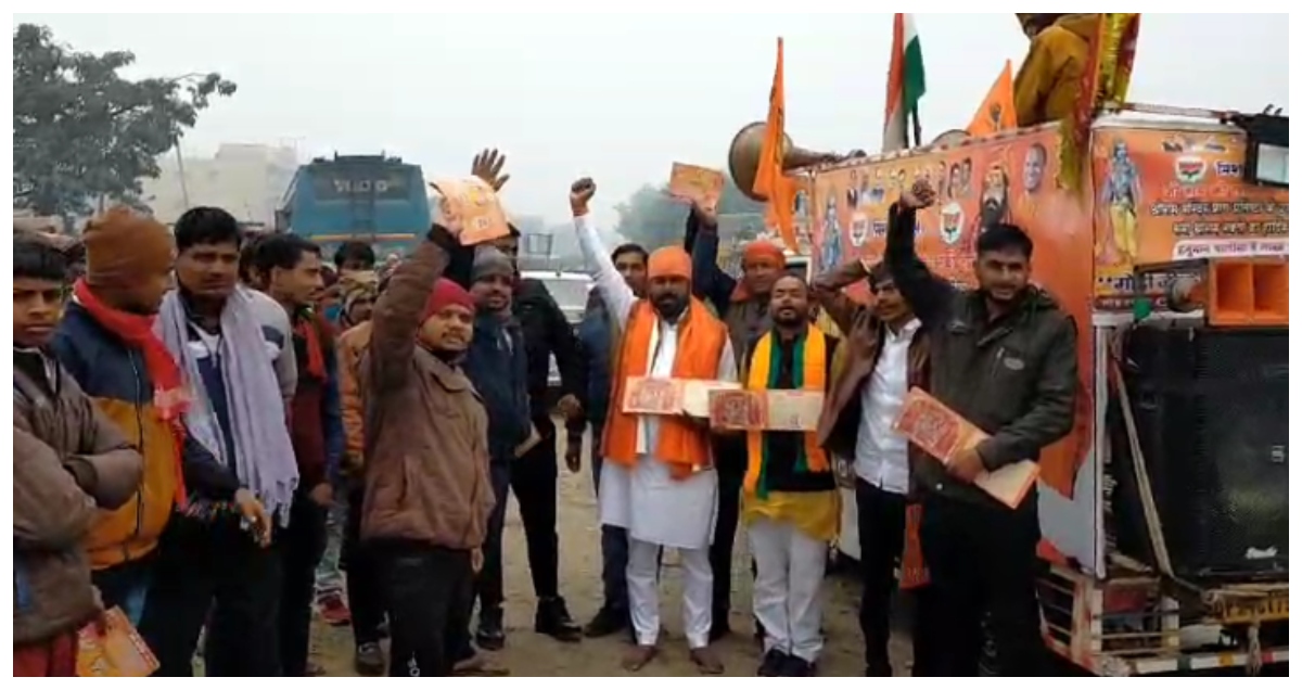 Photo of Bastee: प्रभु श्रीराम का अनन्य भक्त भीषण ठंड में नंगे पांव बांट रहा हनुमान चालीसा