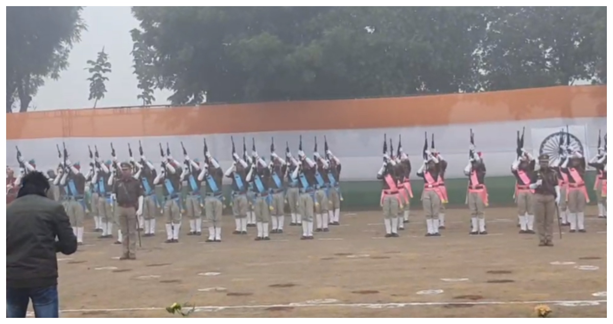 Photo of Ghazipur: 75वीं गणतंत्र दिवस के अवसर पर डीएम ने कलेक्ट्रेट में किया ध्वजारोहण