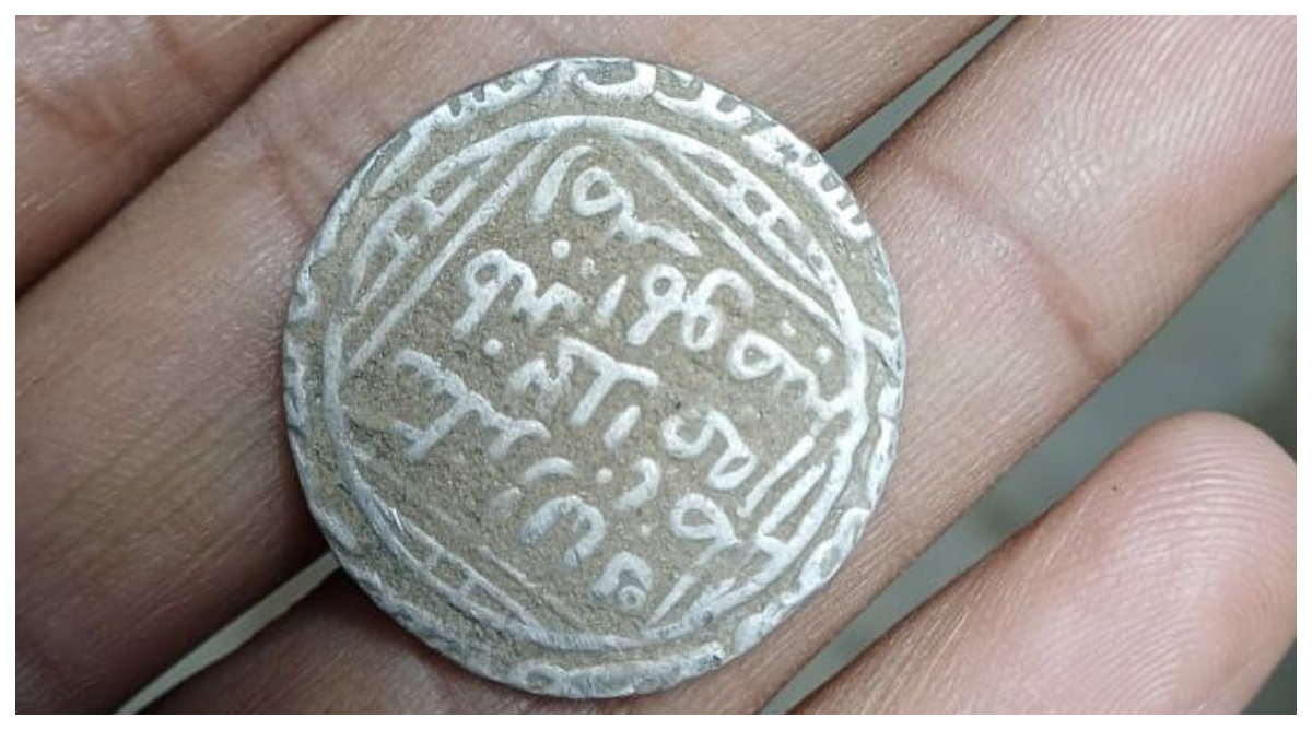 Photo of Sambhal: मिट्टी खुदाई में मिले मुगलकालीन सिक्के, जांच पड़ताल में जुटी पुलिस