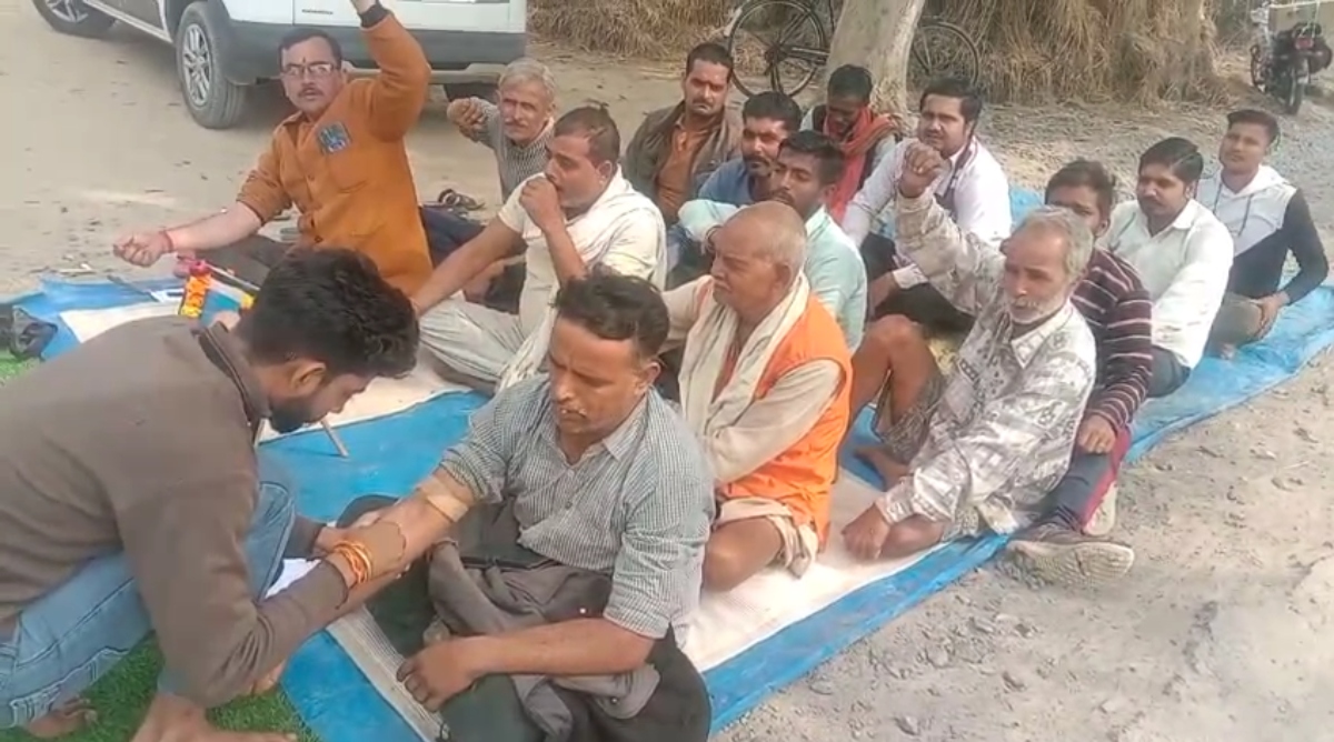 Photo of Fatehpur: ग्रामीणों ने खून से लिखे खत, बोले… बनवा दीजिए सड़क