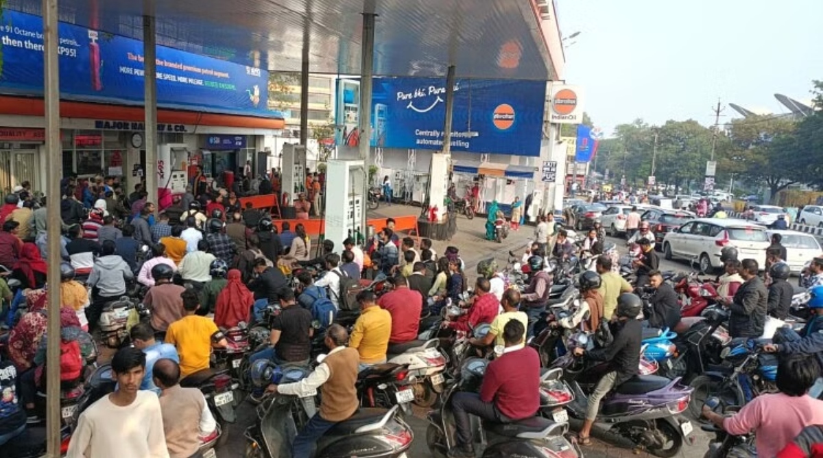 Photo of MP News: ड्राइवरों की हड़ताल से पेट्रोल के लिए मारामारी, कई पंप ड्राई घोषित