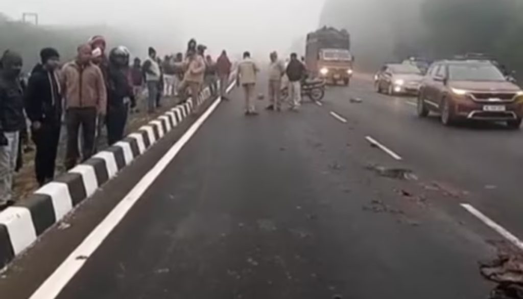 agra road accident news in hindi