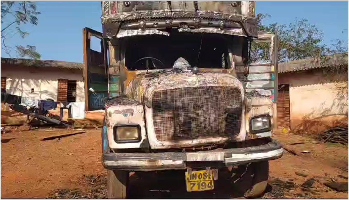 Photo of Naxalite Attack: नौ वाहनों में लगाई आग, एक में किया विस्फोट