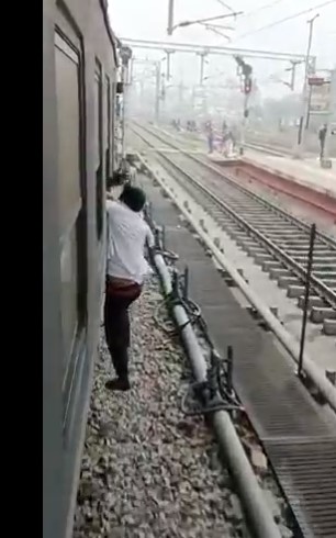 Bihar train viral video mobile snatcher snatch mobile from a train goes viral news in hindi