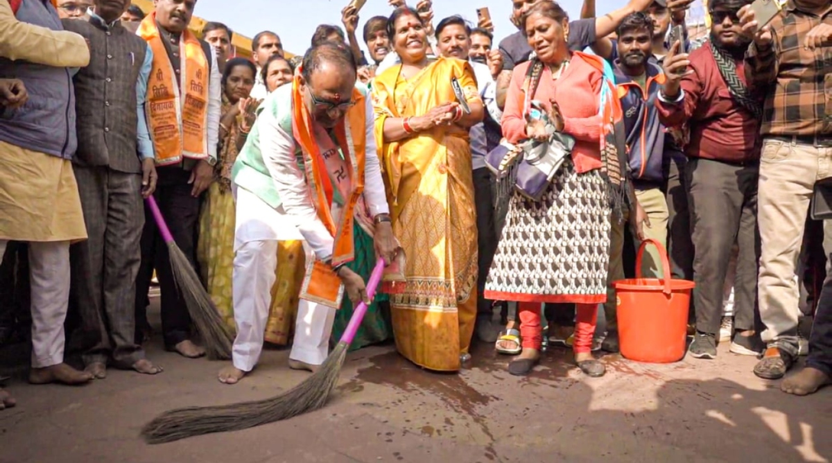 Photo of मध्यप्रदेशः शिवराज ने मंदिर परिसर में लगाई झाडू, बोले… स्वच्छता हमारी जवाबदारी