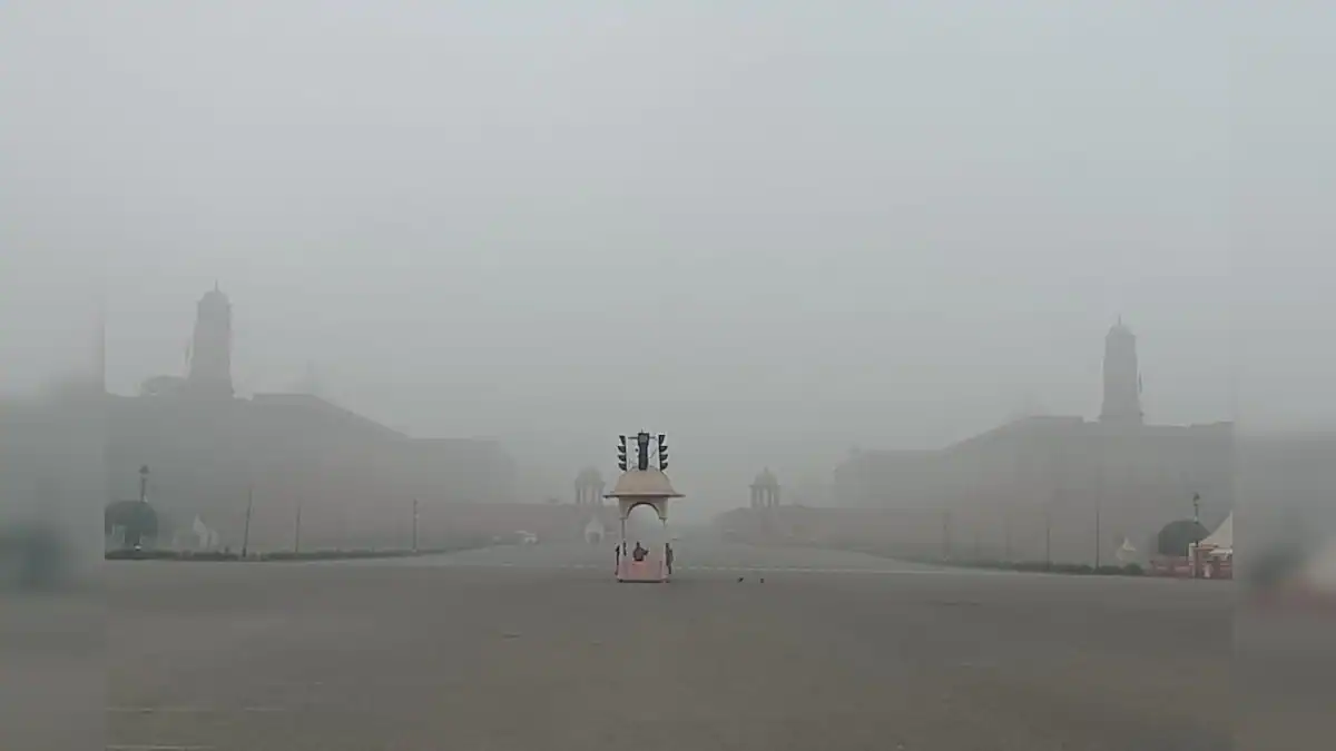 Photo of Delhi Weather Update: दिल्ली ने ओढ़ी कोहरे की घनी चादर, विजिबिलिटी हुई बेहद कम