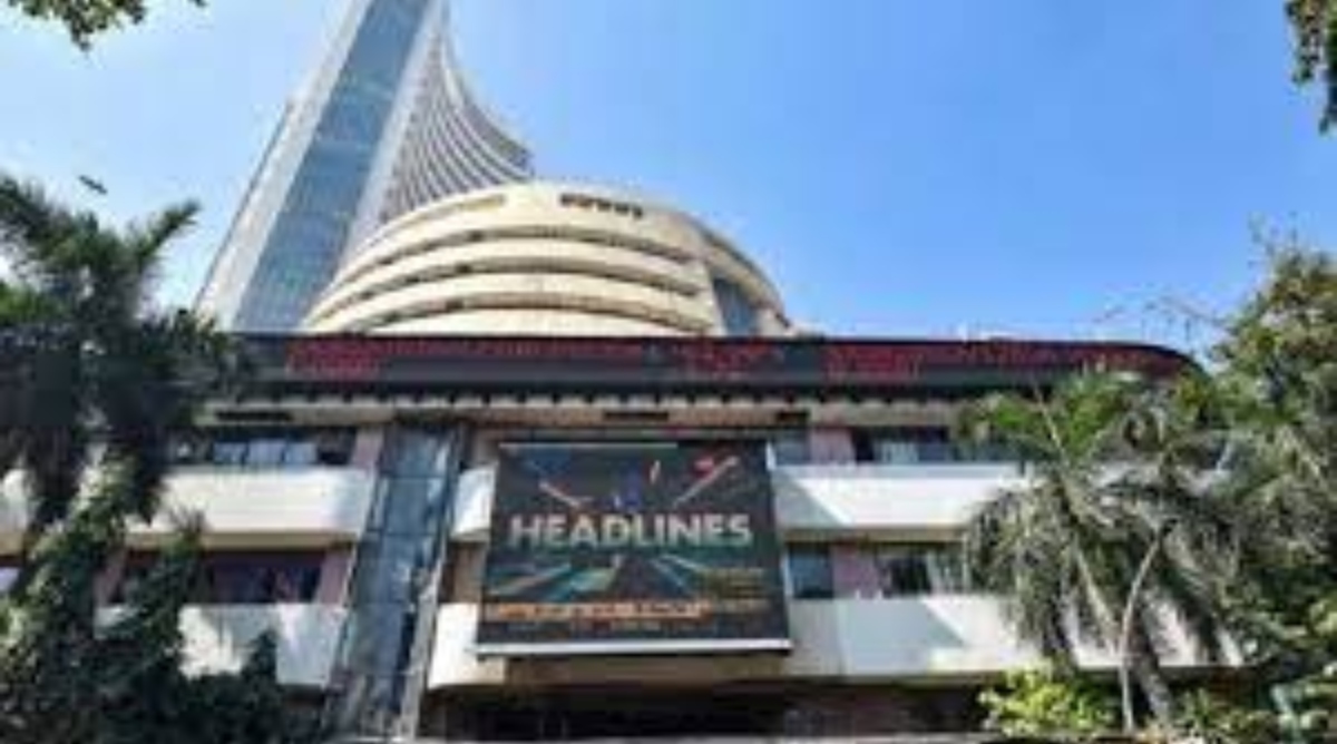 Photo of शेयर बाजार की फ्लैट ओपनिंग, सेंसेक्स 3 अंक गिरकर 71,383 पर ओपन हुआ