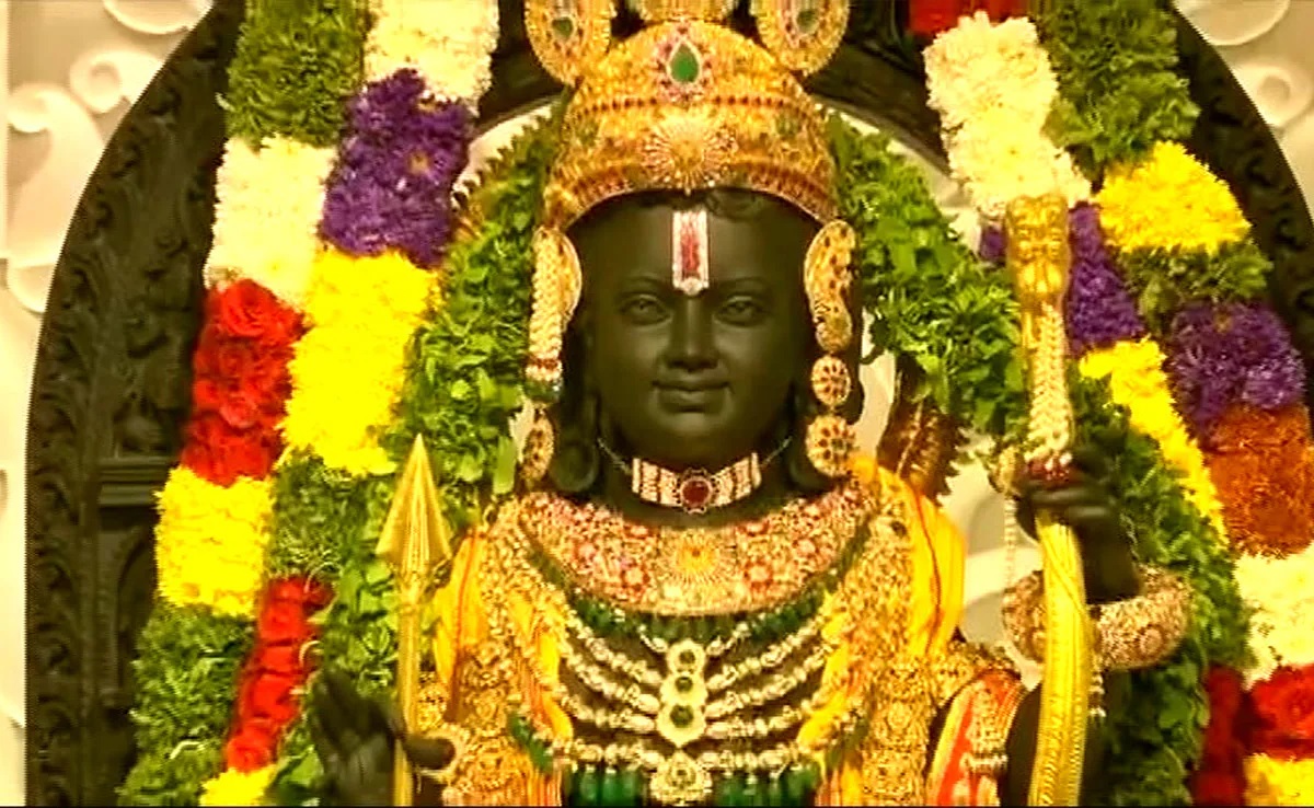 Photo of Ayodhya: रामलला ने धारण किए है दिव्य आभूषण, जानें खासियत