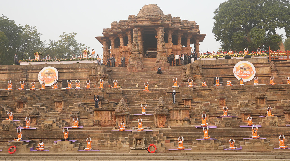 Photo of Mass Surya Namaskar: गुजरात में हजारों लोगों ने किया सूर्य नमस्कार, नए साल पर बना गिनीज वर्ल्ड रिकॉर्ड