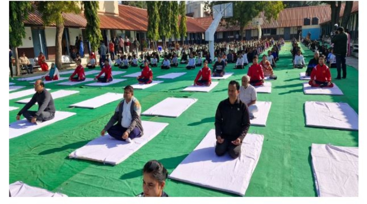 Photo of MP News: राष्ट्रीय युवा दिवस पर संस्कृति मंत्री धर्मेंद्र सिंह ने किया योगा, छात्रों को बताई विवेकानंद की बातें