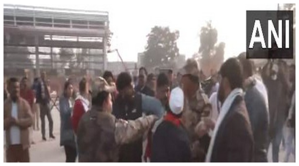 Photo of Ayodhya News: अयोध्या में कांग्रेस कार्यकर्ताओं और स्थानीय लोगों के बीच हुई झड़प,जानें वजह
