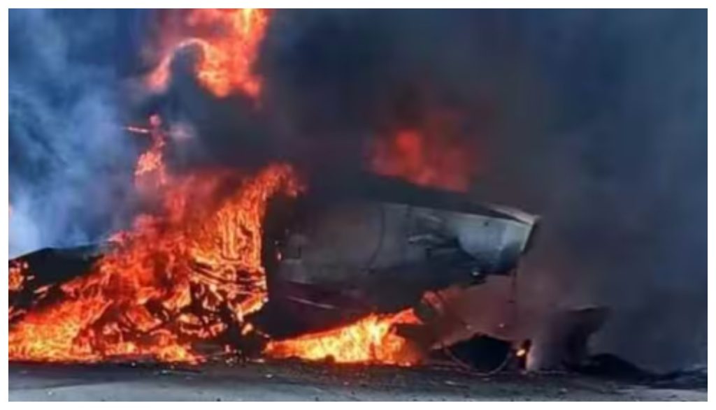Florida Flight Crash Plane falls on car moving on highway, creates ball of fire
