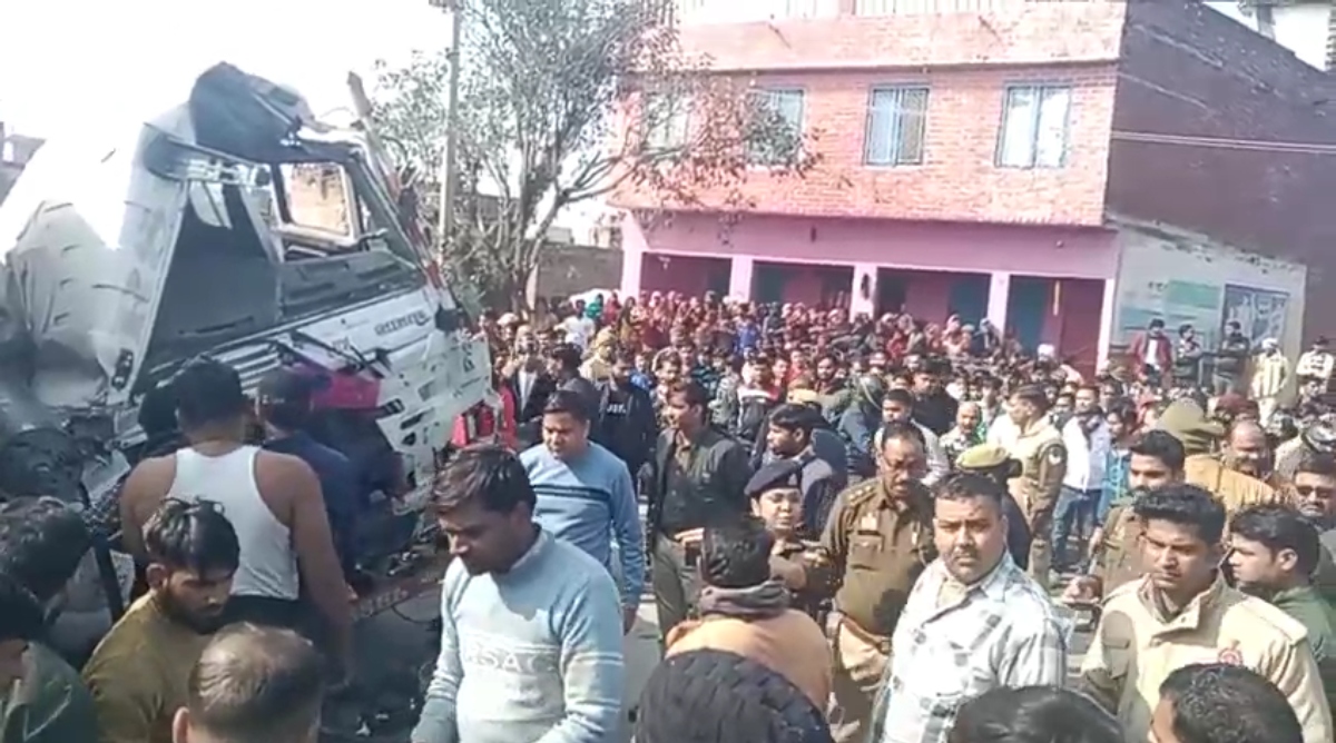 Photo of Kasganj: डिसबैलेंस हुआ डंपर, ड्राइवर केबिन पर गिरा पिछला हिस्सा और फिर…