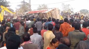 Bihar News: Ballast laden truck overturns, 2 bike riders crushed to death news in hindi