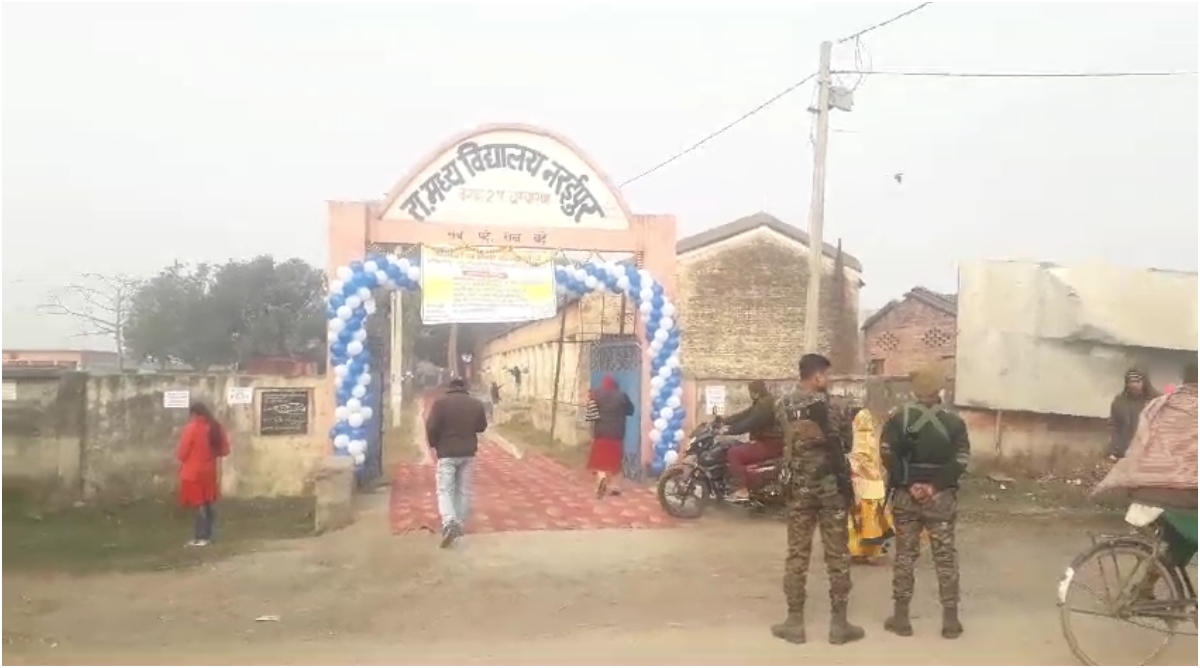 Photo of फूल मालाओं और गुब्बारों से सजाया परीक्षा केंद्र, बांटे गुलाब