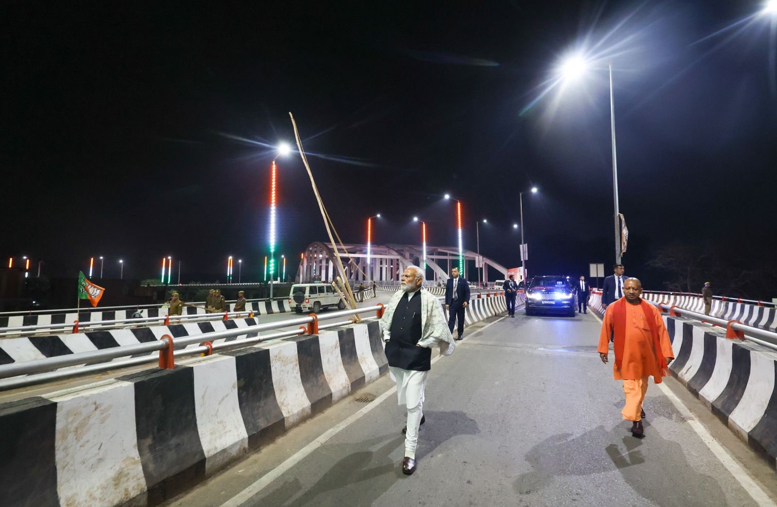 Photo of Pm Narendra Modi Varanasi Visit: जब देर रात बनारस की सड़कों पर निकले पड़े पीएम मोदी और मुख्यमंत्री योगी आदित्यनाथ…