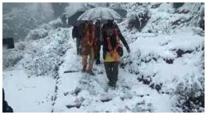 Uttarakhand News: The bride and groom took seven rounds amid snowfall, video goes viral