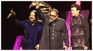 Grammy Award 2024: दुनिया के सबसे बड़े म्यूजिक ग्रैमी अवार्ड्स 2024 का आगाज रविवार को शानदार तरिके से किया गया। बता दें, कि ग्रैमी अवार्ड्स 2024 में भारत के लिए भी गर्व का पल रहा जहां जाकिर हुसैन के अलावा शंकर महादेवन के फ्यूजन बैंड 'शक्ति' ने भी बाजी मार ली है। जिसे बेस्ट 'ग्लोबल म्यूजिक एल्बम' कैटिगरी में विनर बने देश के इन महान कलाकारों ने आज दुनिया भर में एक बार फिर से तिरंगा लहरा दिया है।
