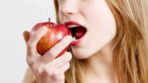 Avoid These Mistakes When You Eat Apple