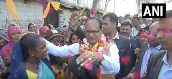 BJP's Gaon Chalo Abhiyan former cm meets ladli behna at laadkui in madhya pradesh news in hindi