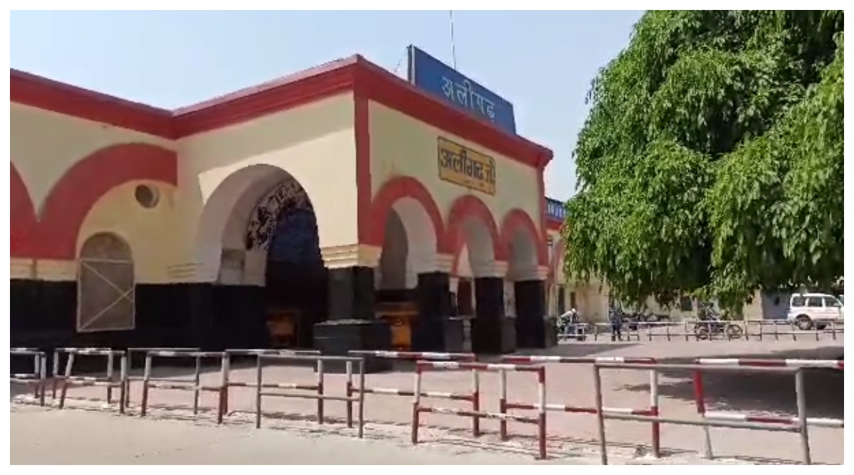 Photo of Aligarh: मुस्लिम व्यक्ति के साथ प्रयागराज जा रही हिंदू महिला को भाजपाइयों ने पकड़ा, महिला का हाई वोल्टेज ड्रामा