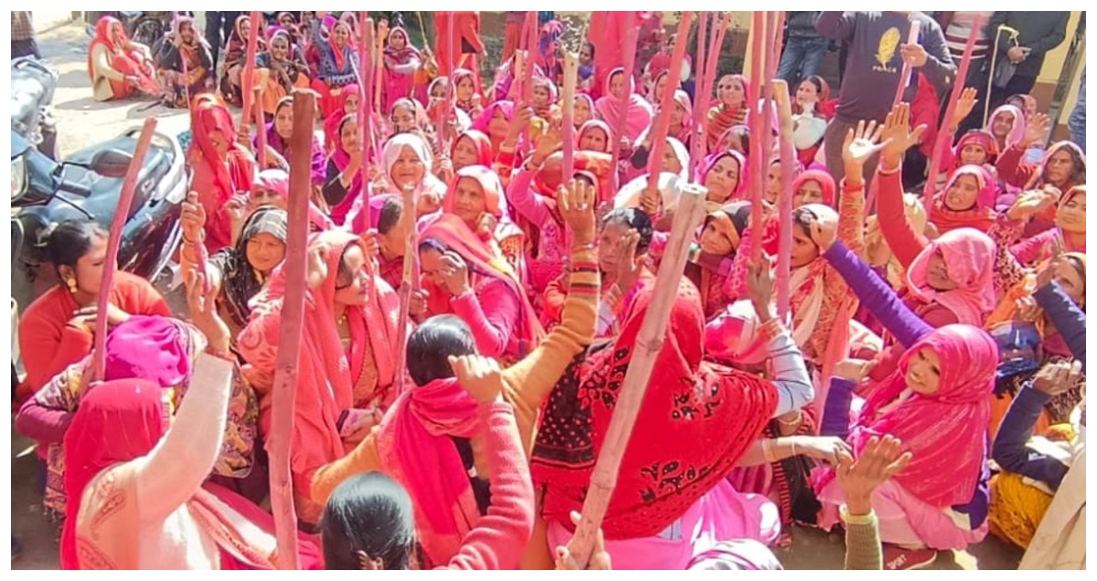 Photo of Fatehpur: गुलाबी गैंग लोकतांत्रिक के प्रदर्शन को मिली सफलता, 12 वर्षों से नियम विरुद्ध तैनात फार्मासिस्ट का हुआ तबादला
