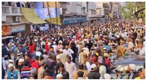 UP News: The crowd that returned from Maulana Taukir Raja's demonstration went out of control, tried to set fired at shops.