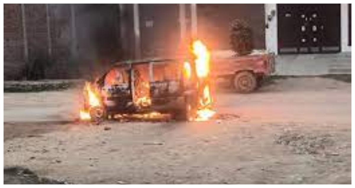 Photo of Kasganj: ईको स्पोर्ट कार में आग लगाते हुए का वीडियो वायरल