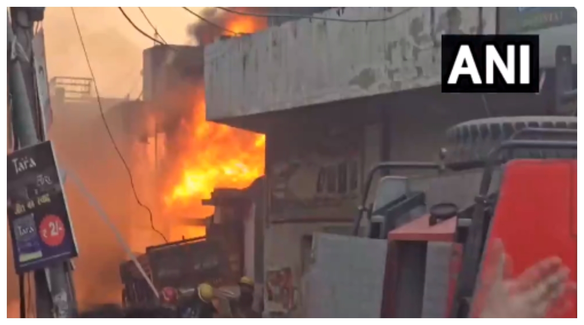 Photo of Breaking: दिल्ली के नरेला में आग का तांडव, फैक्ट्री में आग लगने से इलाके में मचा हड़कंप