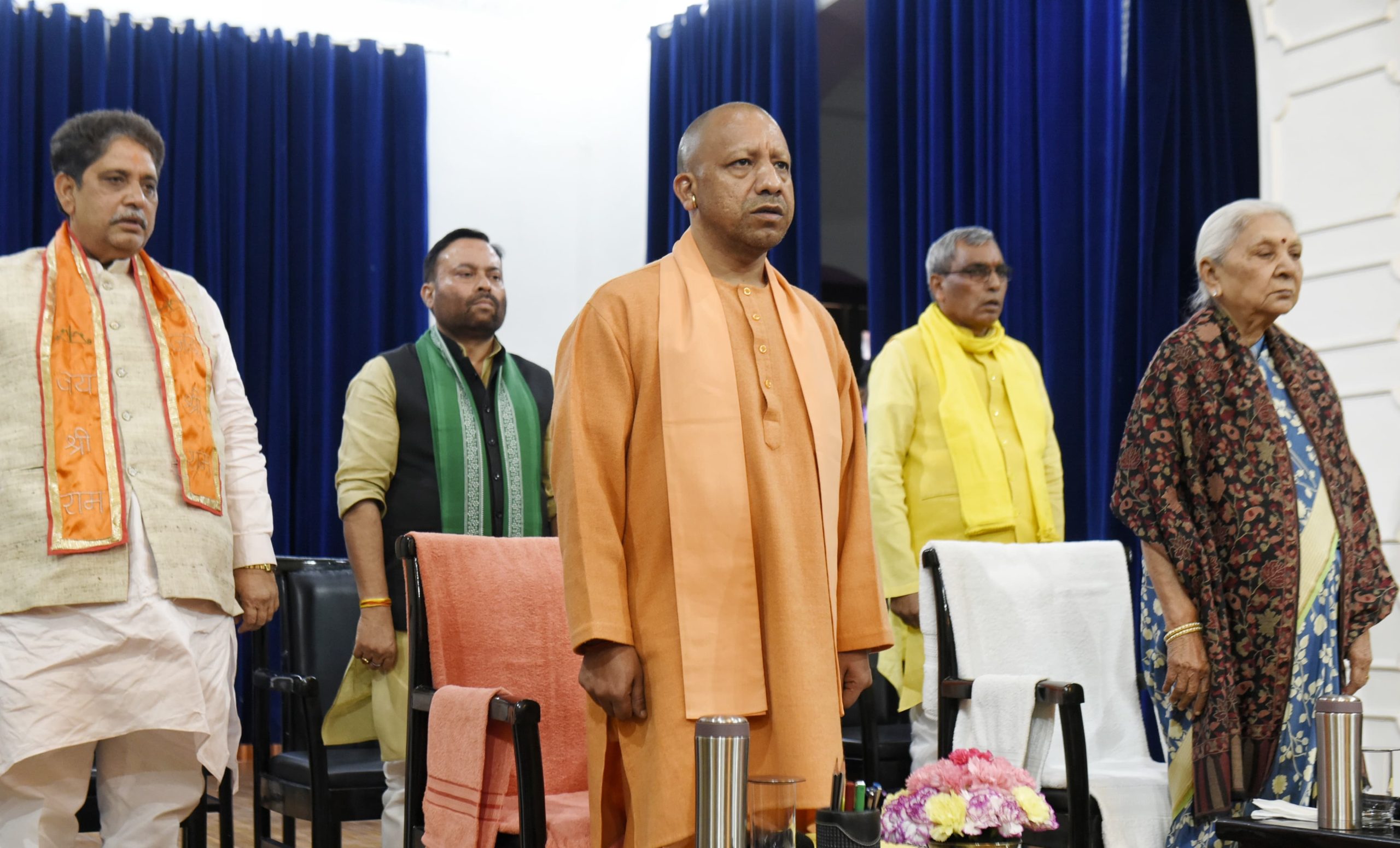 Photo of मंत्रिमंडल में शामिल नए मंत्रियों को सीएम योगी ने दी बधाई।