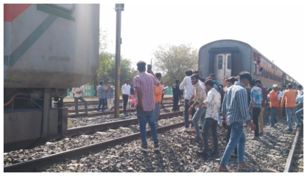 MP Train News: Malwa Express splits into two while moving on tracks, Railways summons those responsible