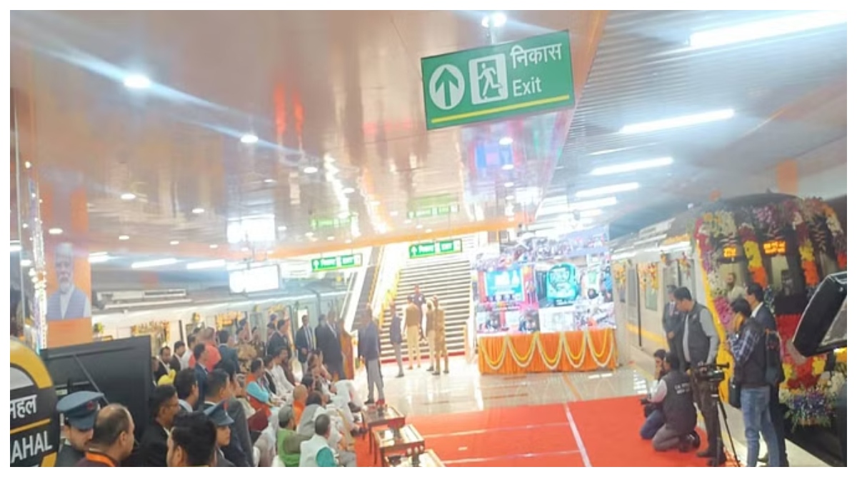 Photo of Agra Metro: PM मोदी ने आगरा मेट्रो को दिखाई हरी झंडी, कार्यक्रम स्थल पर मौजूद रहे CM योगी