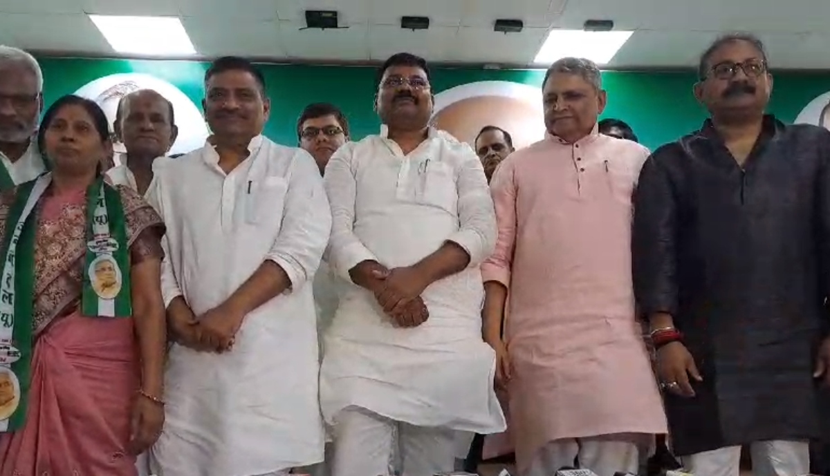 Photo of Bihar: जेडीयू में शामिल हुए राष्ट्रीय लोक मोर्चा के प्रदेश अध्यक्ष, पत्नी को मिल सकता है सीवान सीट से टिकट